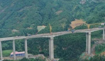 滇中城際高速公路建設(shè)使用起重滑車